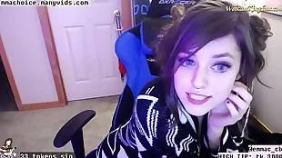 skinny streamer flashing tits and ass on webcam